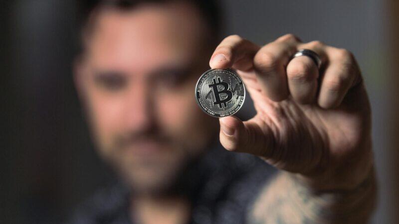 Bitcoin Ultrapassa $100.000 Após Anúncio de Mudanças no Governo dos EUA
