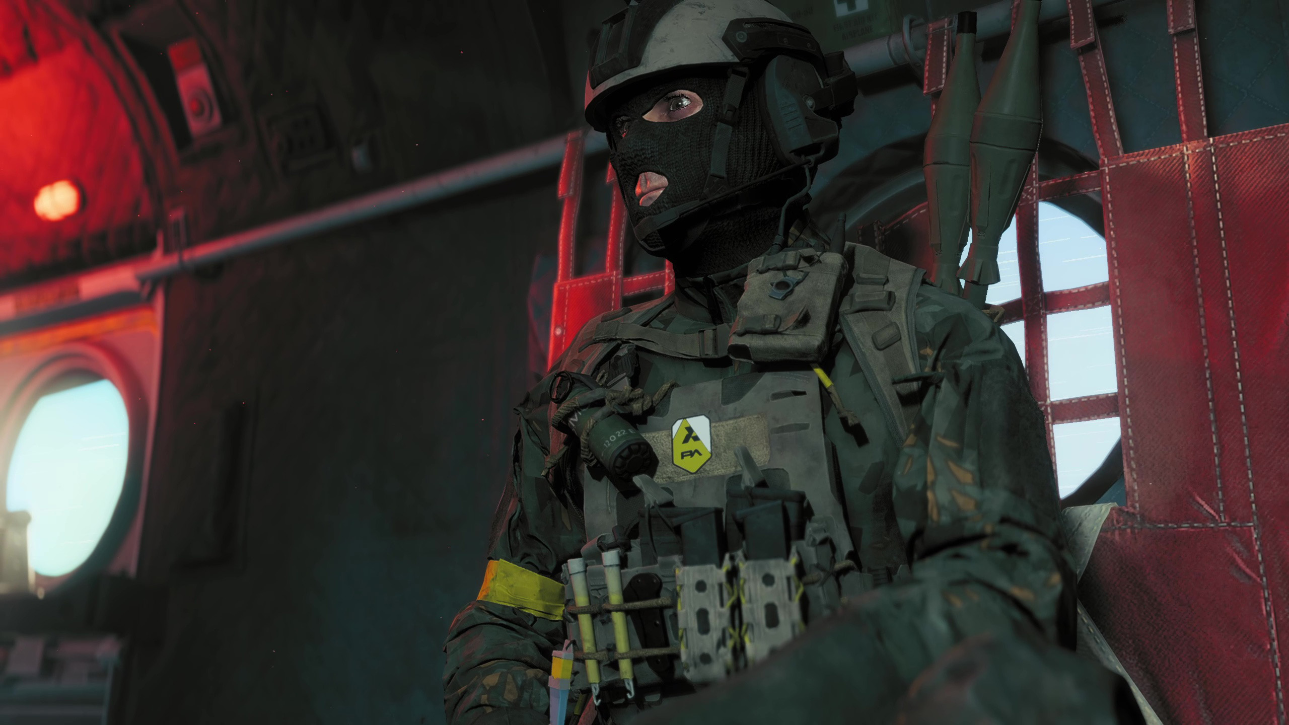 Soldado se aproximando de um cofre amarelo em Battlefield 6 REDSEC.