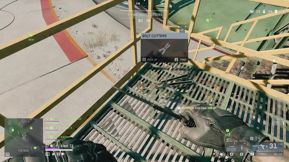 Armas de raridade verde e uma maleta de suprimentos intel dentro de um cofre aberto.